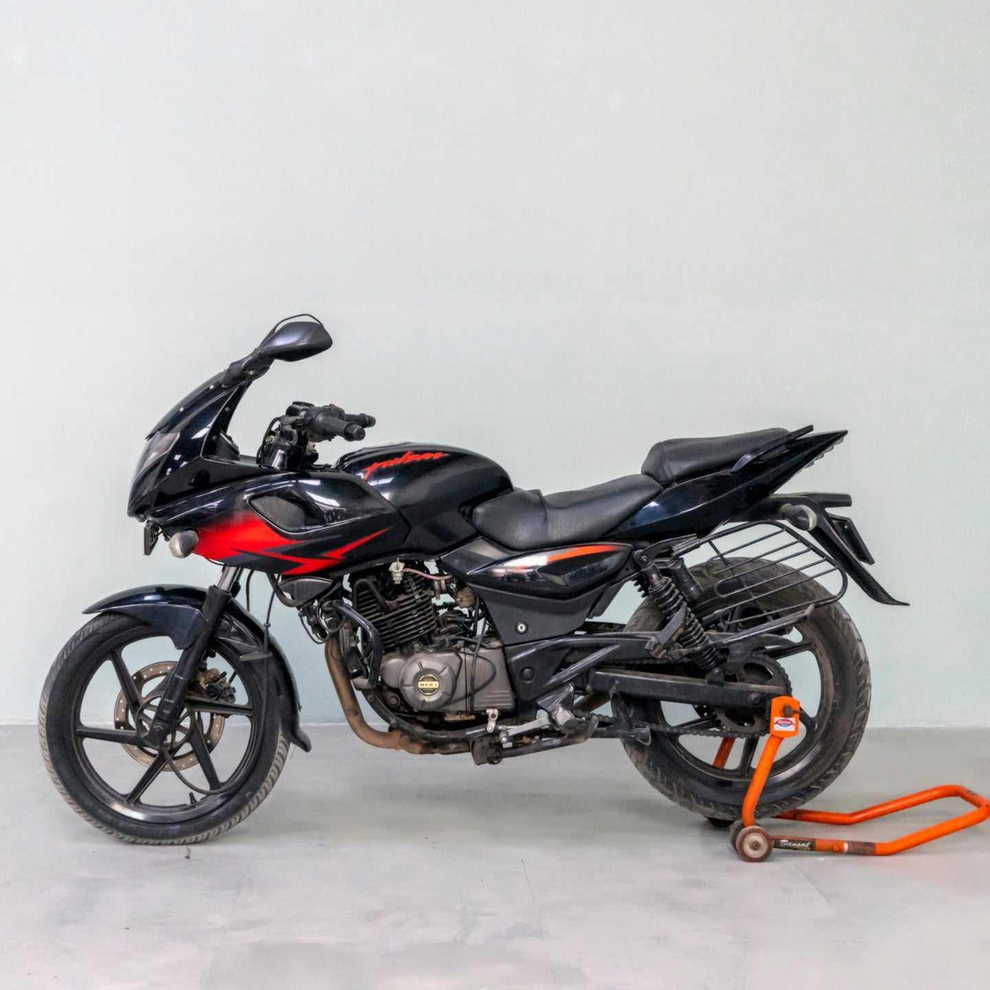 Single Owner Used bajaj-pulsar-220 in Gurgaon Great Condition