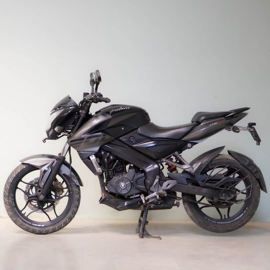Black motorcycle on a light gray background Used Bajaj Pulsar NS200 for Sale in Gurgaon | BikeDilwado