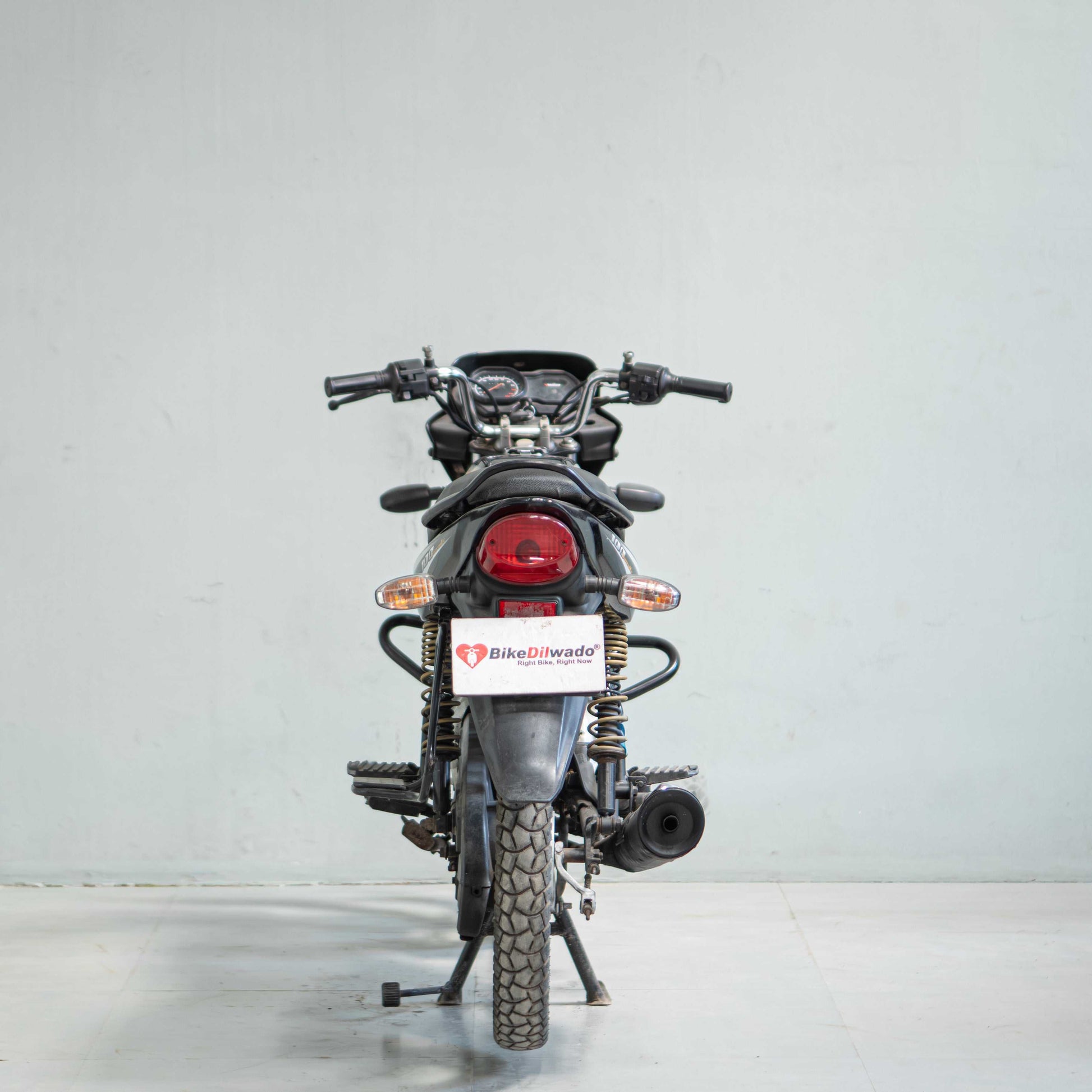 Rear view of Hero Platina 100 used bike in Gurgaon with carrier and tail light condition
