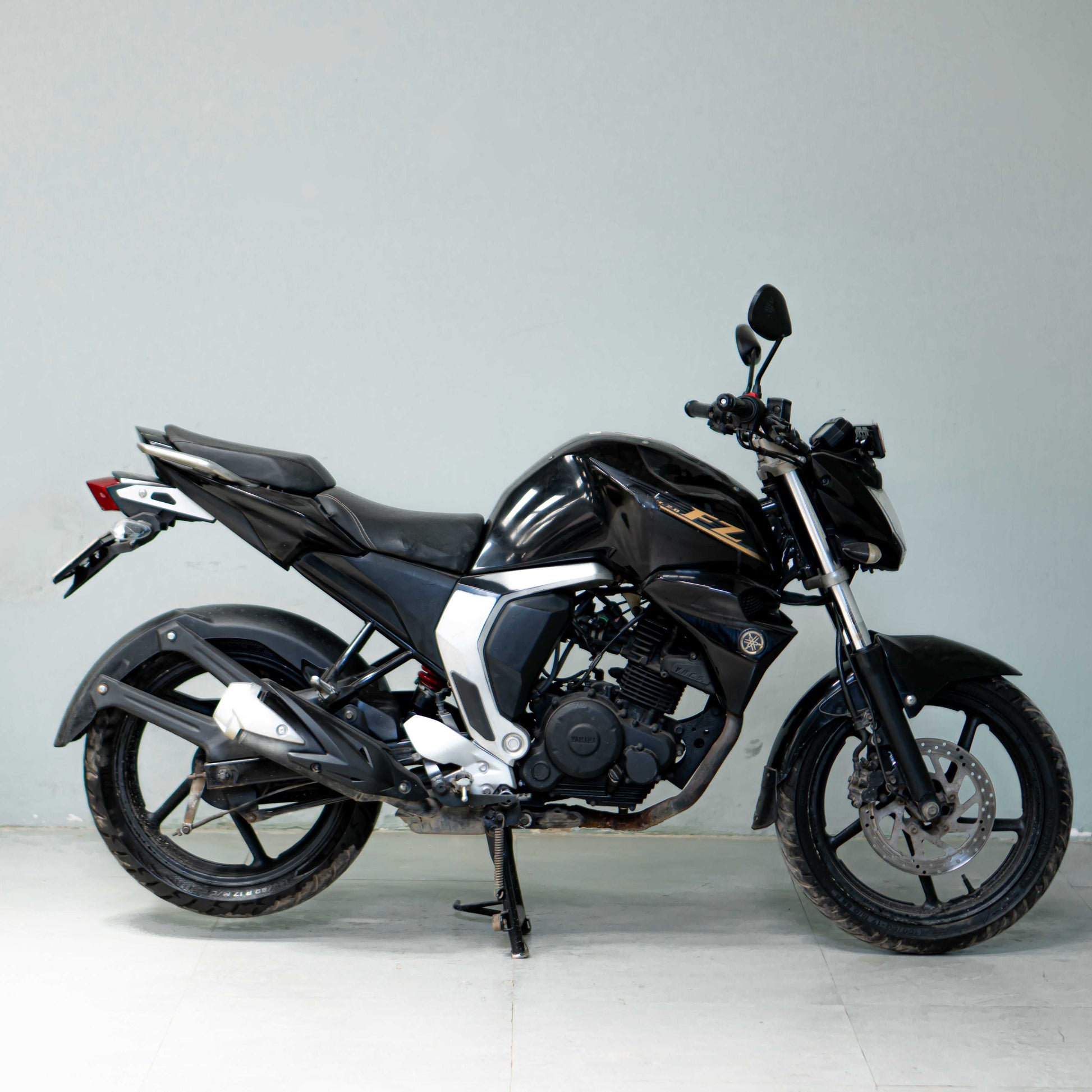 Yamaha FZ right side profile used bike Gurgaon sporty commuter motorcycle daily use