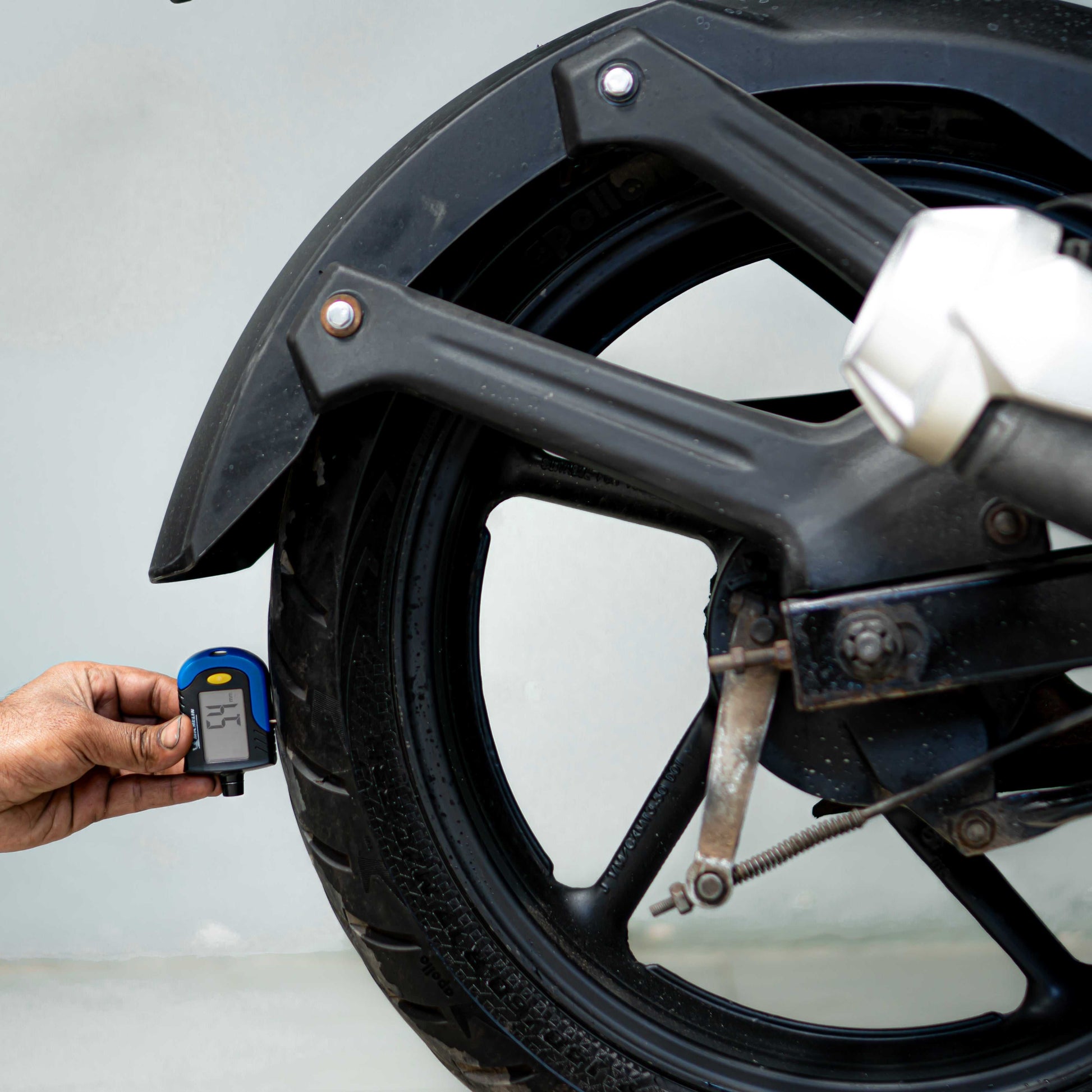 Yamaha FZ rear tyre condition used bike Gurgaon tyre grip and wear inspection