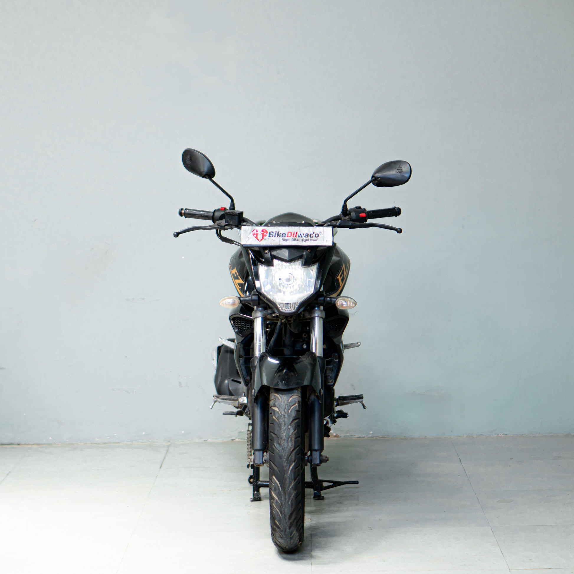 Front view Yamaha FZ used bike Gurgaon headlight handle and front suspension condition