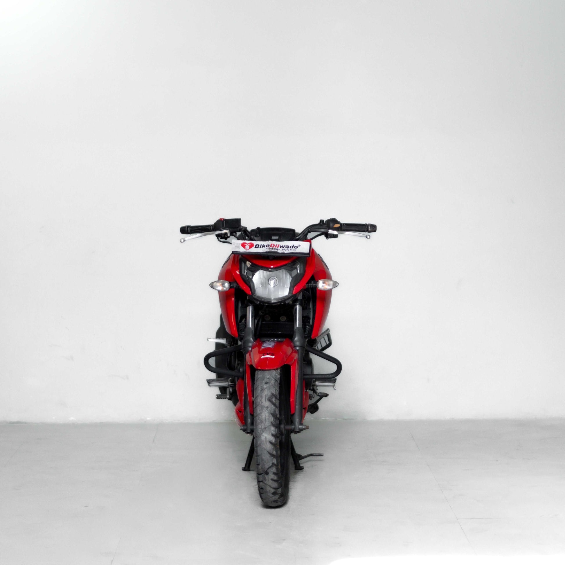 Front view TVS Apache RTR 160 used bike Gurgaon headlight handle and front suspension condition