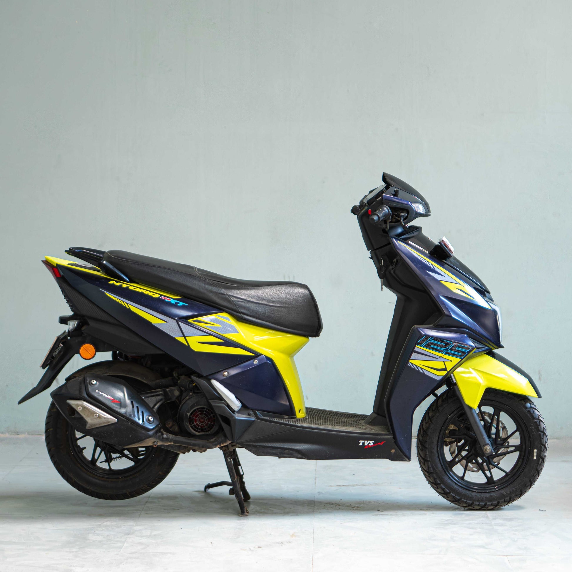 TVS Ntorq 125 right side profile used scooter Gurgaon black and yellow sporty scooter