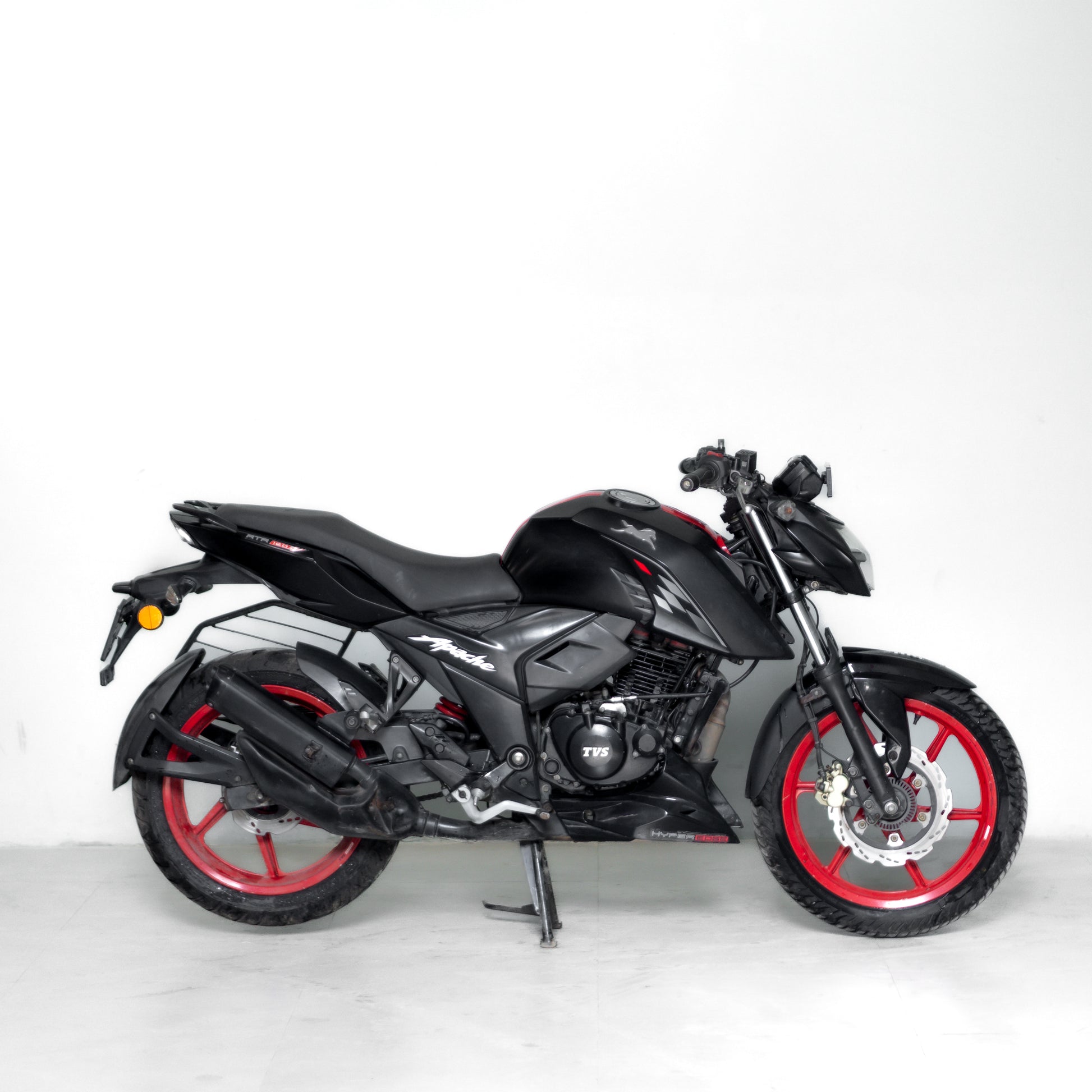 TVS Apache RTR 160 4V fuel tank and design close-up