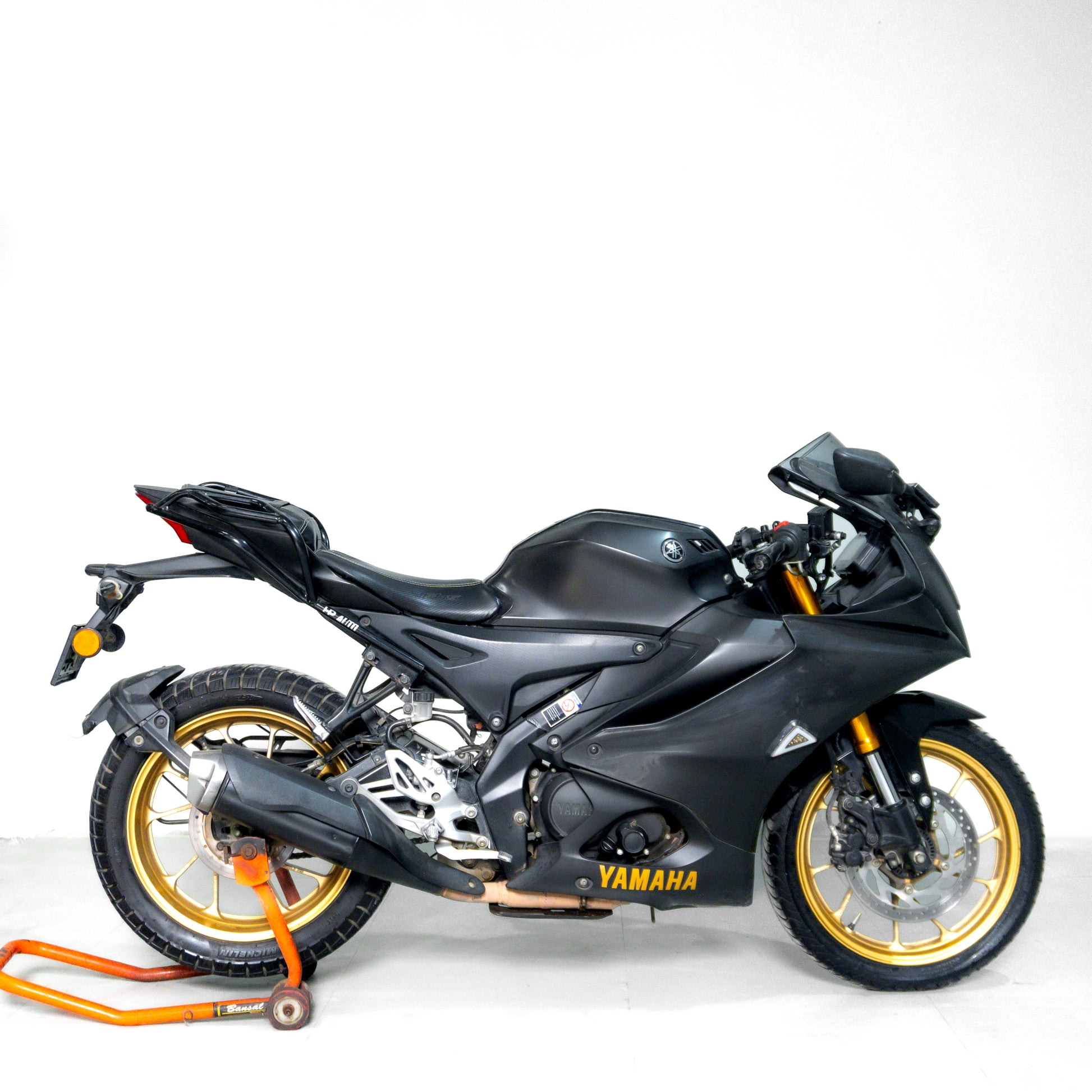 Yamaha R15 V4 side profile – second hand sports bike Gurgaon